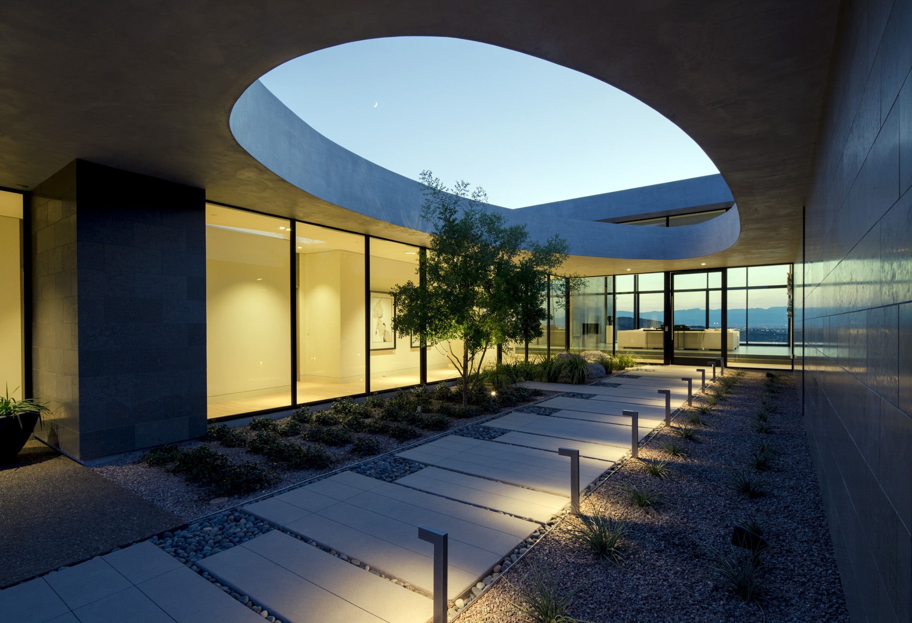 jeff-green-modern-house-courtyard